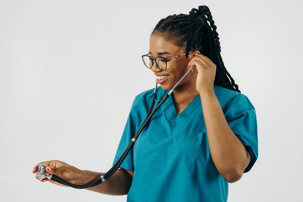 Améliorer le sommeil des ados avec la luminothérapie : une approche innovante des problèmes de sommeil